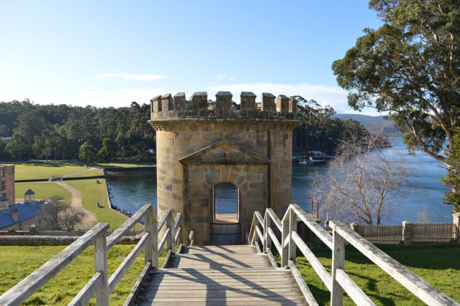 Cảng Arthur, Tasmania: Cảng Arthur  có không gian rất xinh đẹp và lãng mạn nhưng cũng là nơi có nhiều linh hồn ám ảnh theo truyền thuyết địa phương. Ngày nay nó trở thành một điểm đến rất thú vị dành cho khách du lịch thích những câu chuyện ma quỷ.
