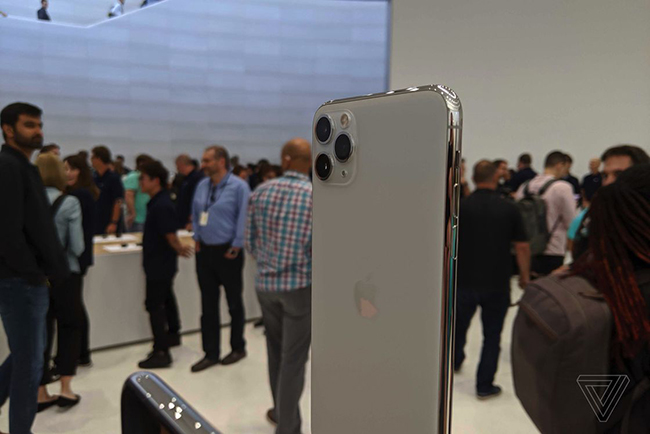 iPhone 11 Pro/Pro Max được trang bị 3 camera sau cùng có độ phân giải 12MP, gồm camera chụp ảnh góc rộng (f/1.8), góc siêu rộng (f/2.4) và tele (f/2.0).