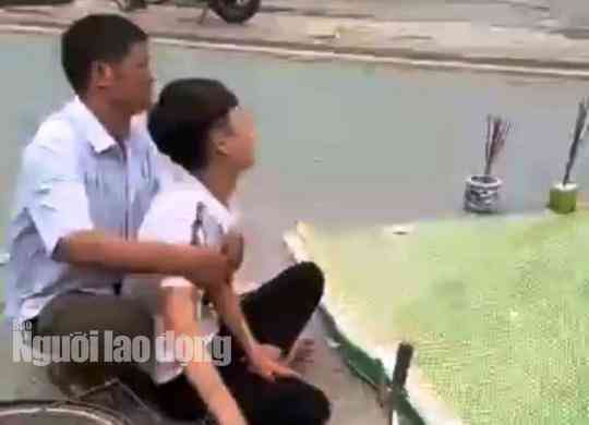 Người chồng ngồi gào khóc bên thi thể vợ