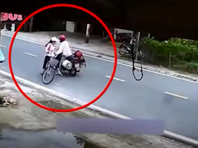 Bạn trẻ - Cuộc sống - Clip: "Yêu râu xanh" sàm sỡ bé gái giữa đường gây bức xúc