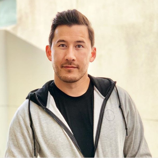 Markiplier là kênh của Mark Fischbach kiếm được &nbsp;1.393,41 USD/phút &#40;~32,4 triệu đồng&#41;. Năm 2018, anh kiếm được 17,5 triệu USD.&nbsp; Youtuber này được biết đến với lời bình luận các video chơi game của bản thân, gần đây mở rộng sang các đoạn phim hài hoạt họa.&nbsp;