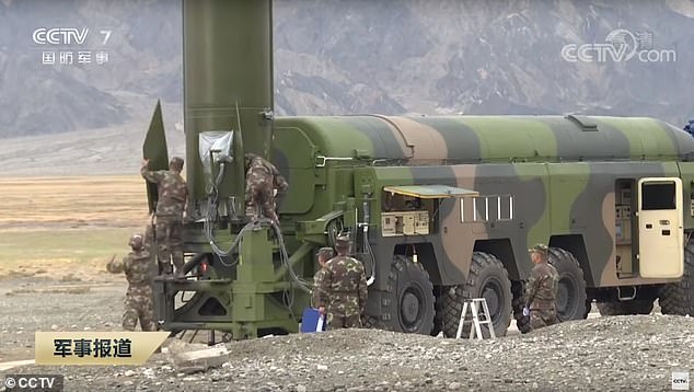 Binh sĩ Trung Quốc triển khai tên lửa DF-16
