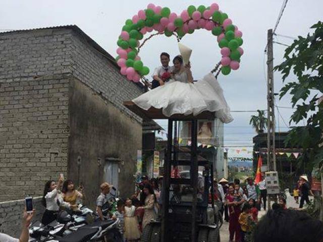 Bạn trẻ - Cuộc sống - Chú rể Nghệ An hào hứng rước dâu bằng xe nâng cực ngầu