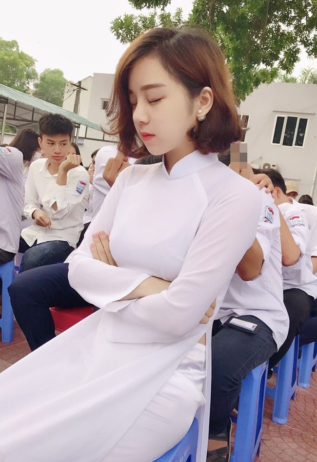 Hình ảnh mặc áo dài trắng ngủ gật giữa sân trường của Nguyễn Thủy Tiên (quê Hưng Yên) từng được dân mạng chia sẻ rần rần. 