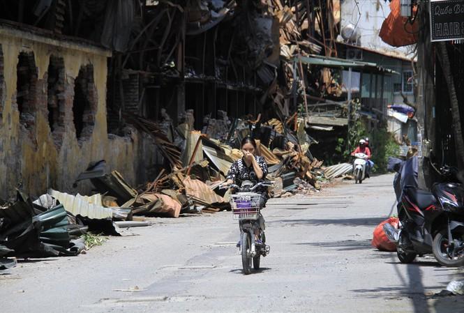 Vụ cháy&nbsp;nhà máy Rạng Đông&nbsp;tại 87 - 89 Hạ Đình (phường Hạ Đình, quận Thanh Xuân) xảy ra cách đây hơn chục ngày tạo ra lượng lớn khói bụi và chất độc&nbsp;hại cùng với đó là nguy cơ ô nhiễm thủy ngân khiến nhiều hộ dân giáp với khu vực cháy đã phải sơ tán, thuê nhà trọ bên ngoài để tránh ảnh hưởng bởi ô nhiễm môi trường.