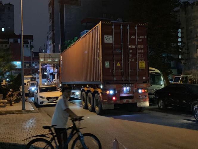 Được biết, tại 170 Đê La Thành (phường Ô Chợ Dừa, quận Đống Đa), cả hai là&nbsp;Cty CP Dược phẩm Hà Nội&nbsp;và&nbsp;Cty TNHH B.Braun&nbsp;đều xây dựng cơ sở sản xuất khang trang lần lượt tại KCN Quang Minh (huyện Mê Linh) và KCN Thanh Oai, nhưng cả hai doanh nghiệp vẫn duy trì sản xuất tại nội đô gây ra tình trạng ách tắc, mất an toàn giao thông và ô nhiễm tiếng ồn giữa khu dân cư đông đúc. (Ảnh-Hàng ngày những đoàn xe Container trọng tải lớn ra vào vận chuyển hàng hóa ở các cơ sở sản xuất này gây nỗi lo bất an cho khu dân cư đông đúc giữa trung tâm Thủ đô).