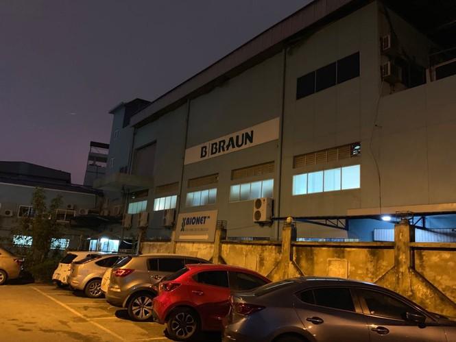 Ngay cả những khu chung cư cao cấp cũng không thoát khỏi cảnh “chung chạ” cùng các nhà máy, cơ sở sản xuất ô nhiễm, gây tiếng ồn suất ngày đêm. Đại diện cư dân chung cư GP Invest ở 170 La Thành, phường Ô Chợ Dừa Đống Đa cho biết: "Khi mua nhà cứ nghĩ nhà máy ở cạnh sẽ phải sớm di dời nhưng gần 9 năm nay cư dân ở đây vẫn phải sống chung cùng cơ sở sản xuất của hai đơn vị là Công CP Dược phẩm Hà Nội và Cty&nbsp;TNHH B.Braun-chuyên sản xuất về dịch chuyền trong y tế. Người dân và&nbsp;BQT toà nhà đã nhiều lần gửi đơn kiến nghị tới các công ty có cơ sở sản xuất này&nbsp;vì tiếng ồn liên tục phát ra trong quá trình sản xuất của họ".