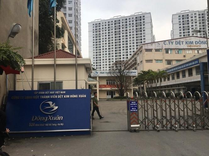 Nằm giữa khu vực đông dân cư bậc nhất địa bàn quận Hai Bà Trưng, từ nhiều năm nay, Cty Dệt kim Đông Xuân (địa chỉ 524 Minh Khai, phường Vĩnh Tuy) thường xuyên xả những cột khói trắng, khói đen đang đe dọa sức khỏe của hàng vạn người dân và các trường học xung quanh. Theo các hộ dân sống cạnh tình trạng ô nhiễm gây ra bởi Công ty Dệt kim Đông Xuân ngày càng nghiêm trọng.