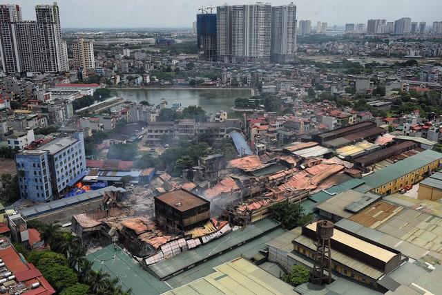 Sau vụ cháy nhà máy Rạng Đông dư luận đặc biệt quan tâm đến mục đích sử dụng với lô “đất vàng” 5,7 ha do Cty CP Bóng đèn phích nước Rạng Đông&nbsp;đang sở hữu. Nhiều ý kiến cho rằng, cần chuyển khu vực nhà máy đi nơi khác để tránh những sự cố, hậu quả đáng tiếc.&nbsp;Được biết, nhà máy Rạng Đông tại 87 - 89 Hạ Đình nằm trong lộ trình di dời 117 cơ sở gây ô nhiễm trên địa bàn 12 quận ra khỏi nội thành TP Hà Nội đến năm 2020.&nbsp;