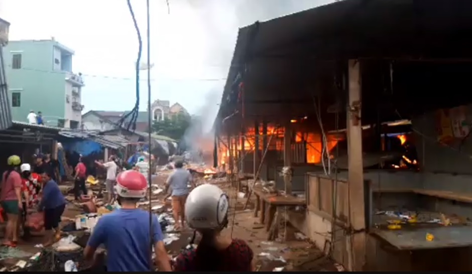  Lửa cháy đỏ rực bên trong khuôn viên chợ Mộc Bài