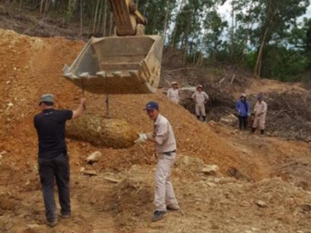 Tin tức trong ngày - Phát hiện quả bom nổ chậm "khủng", công an phong tỏa đường sông