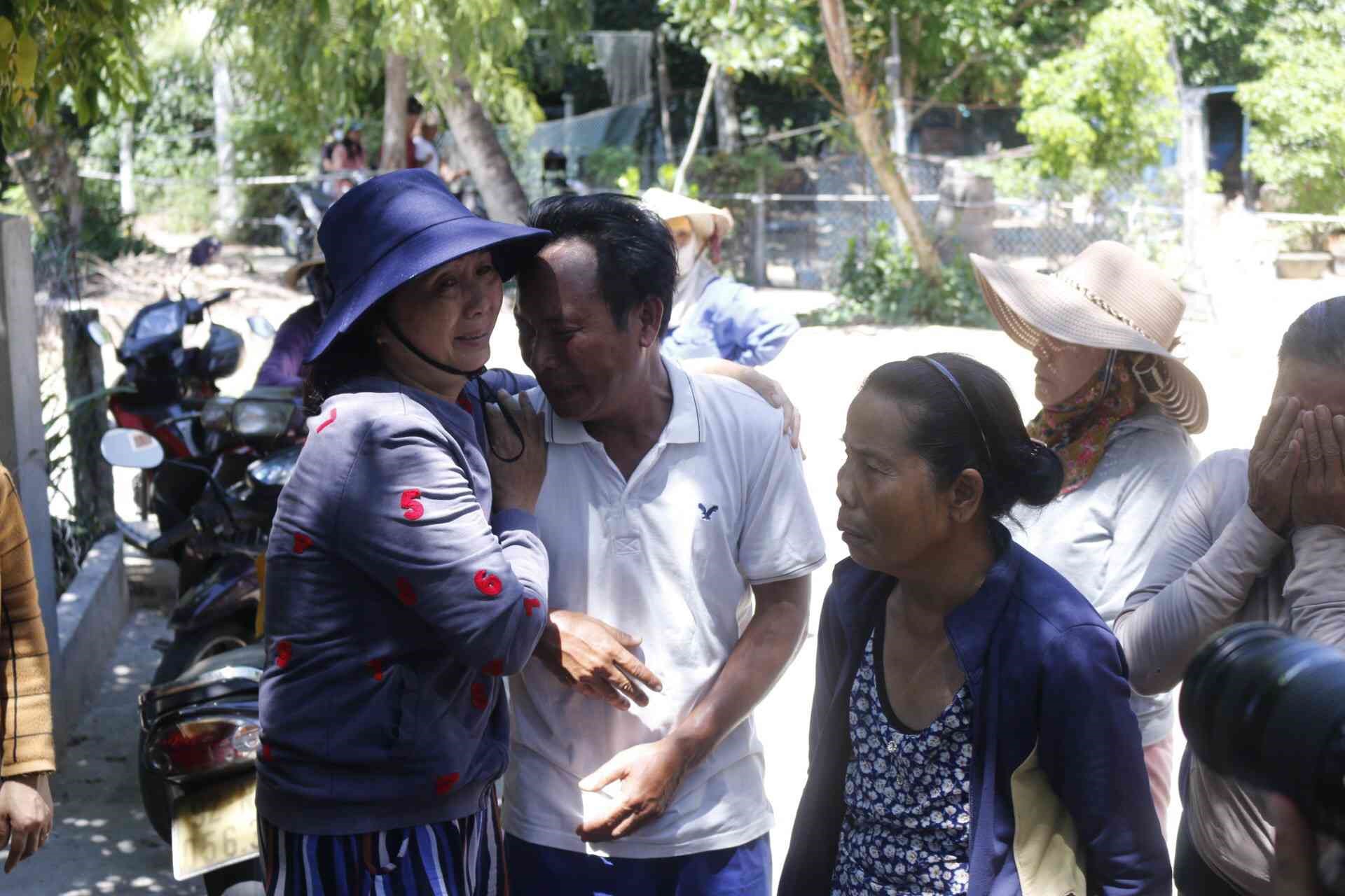  Gia đình mừng tủi đón các ngư dân thoát chết trở về