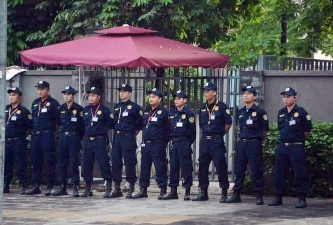 Nhiều vệ sỹ trước cổng phụ trường Gateway sáng 11/9