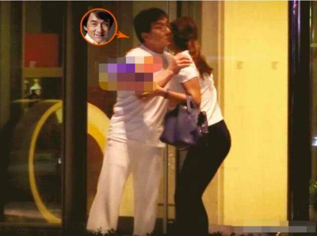 Thành Long bị bắt gặp ôm hôn gái lạ trước cổng khách sạn