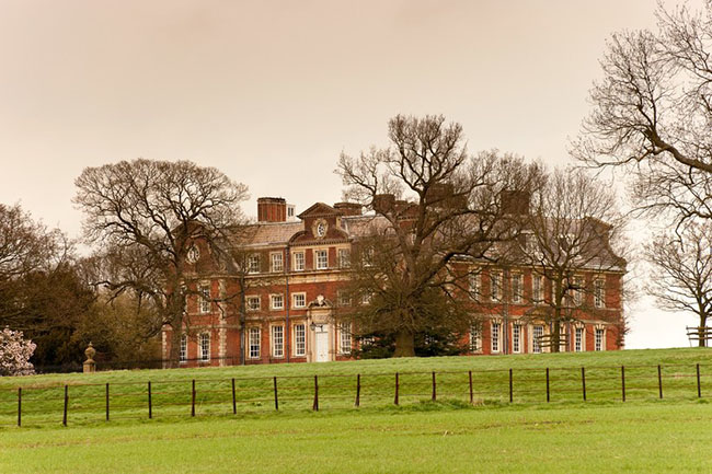 Hội trường Raynham, Norfolk, Anh: Được xây dựng vào khoảng năm 1620, Hội trường Raynham là một trong những địa điểm ấn tượng nhất ở Norfolk. Giống như hầu hết các tòa nhà lịch sử, ngôi nhà này cũng có đầy những câu chuyện truyền thuyết và ma quái.
