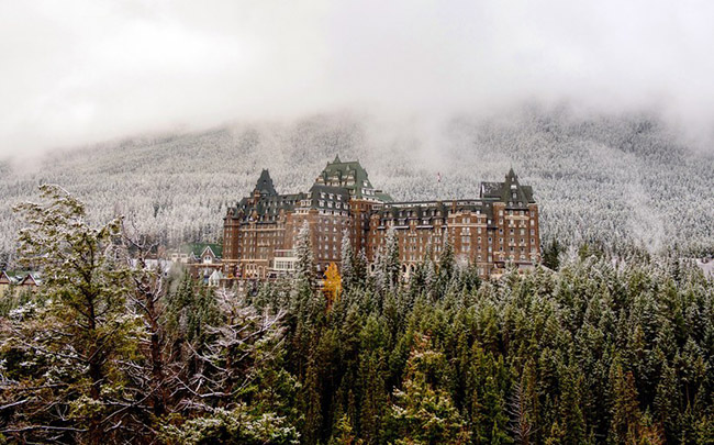 Khách sạn Fairmont Banff Springs, Canada: Được xây dựng vào năm 1888 để khuyến khích du lịch, khách sạn rất đẹp này được xây dựng bên dãy núi Rocky trong Vườn Quốc gia Banff. Tòa nhà còn nổi tiếng bởi truyền thuyết có nhiều hồn ma trú ngụ tại đây.
