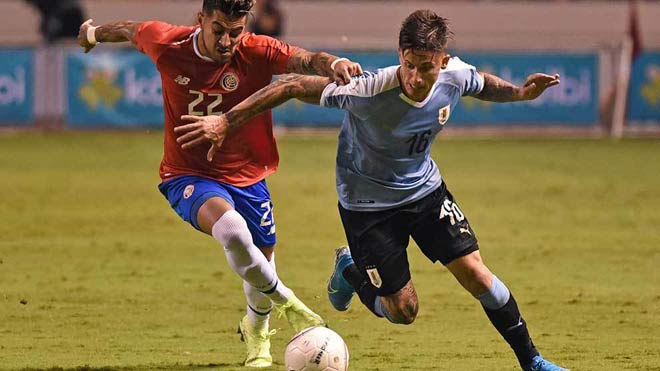 Rodríguez (phải) ghi bàn với phong cách khá giống Suarez