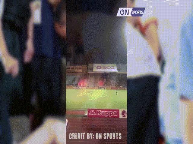 Bóng đá - Clip sốc V-League: Pháo sáng bắn như tên lửa khiến CĐV nữ trọng thương