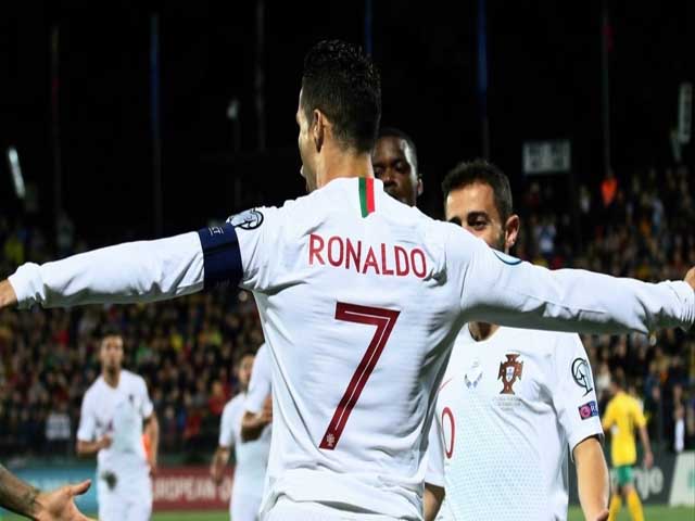 Bóng đá - Ronaldo lập poker cho Bồ Đào Nha: CR7 vĩ đại nhất châu Âu, Messi "hít khói"