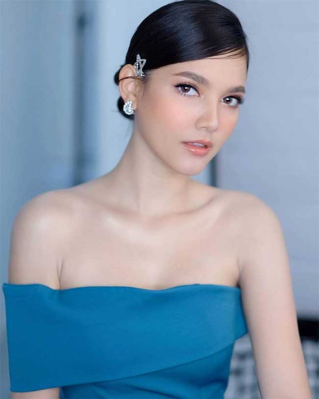 Tính tới nay đã 7 năm sau đăng quang, Hoa hậu Lào 2012 vẫn được công chúng quan tâm. Cô ngày càng xinh đẹp và sắc sảo hơn.