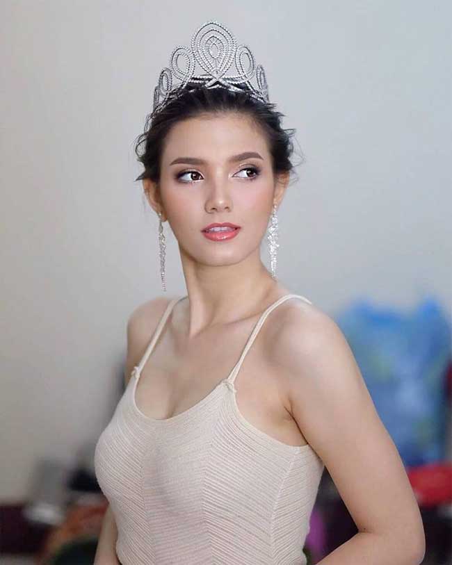 Khi đăng quang năm 2012, cô gây ấn tượng mạnh và được khen ngợi là &#34;nữ thần sắc đẹp&#34;.