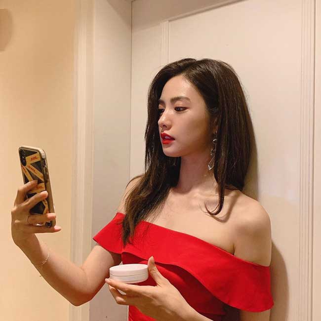 Nhiều bình luận xứ Hàn tỏ ý chê bai ngoại hình của cô gái có gương mặt đẹp nhất thế giới, theo TC Candle từng bình chọn.
