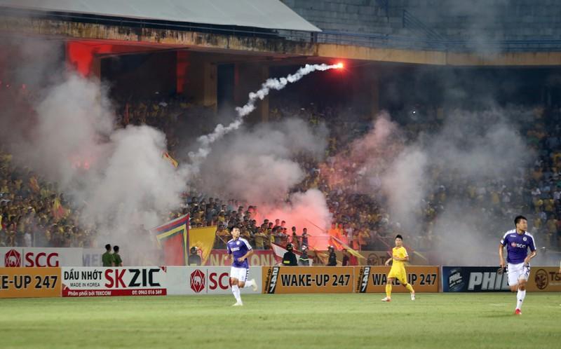 Các cầu thủ Hà Nội và
Nam Định thi đấu trong tình trạng bất an khi pháo sáng liên tục
cháy đỏ rực trên khán đài.