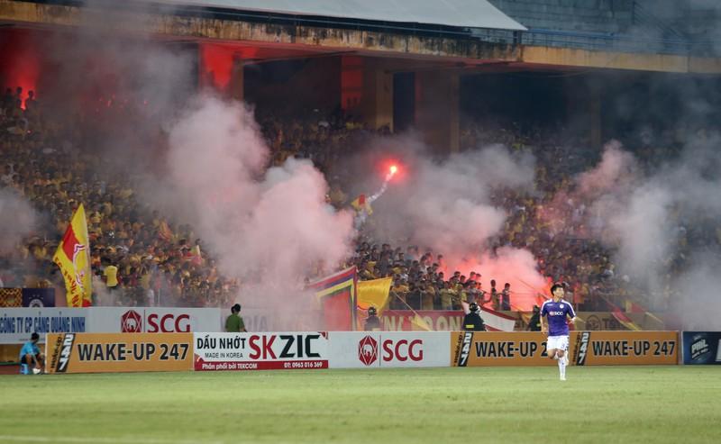 Đáng nói là lực lượng
an ninh quá mỏng và thiếu biện pháp ngăn chặn hooligan trên khán
đài sân Hàng Đẫy.