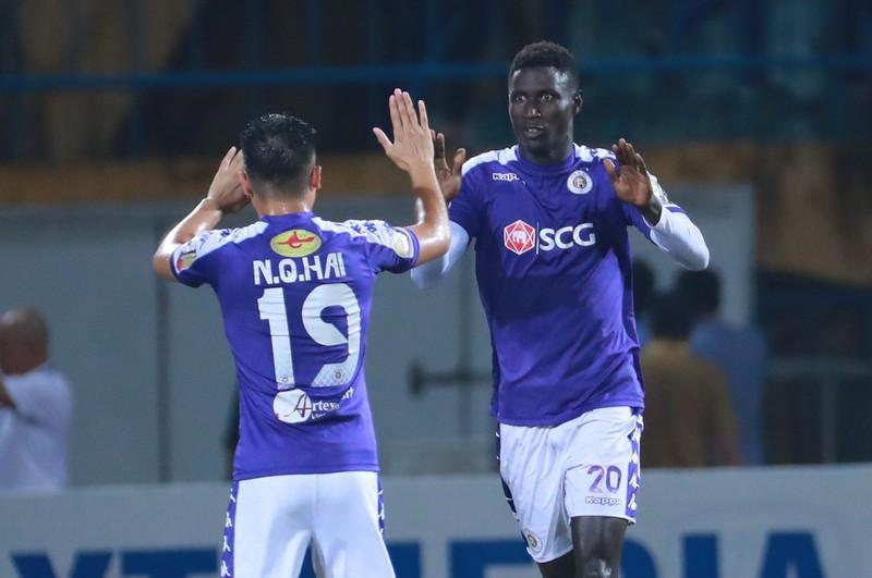 Chủ sân Hàng Đẫy chơi
rất bốc lửa với một cơn mưa gôn dội vào lưới đội khách...