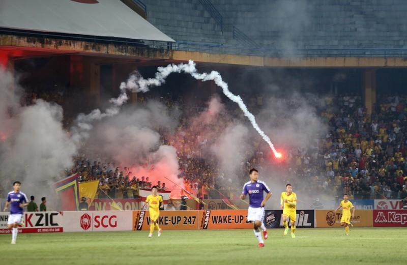 Cầu thủ vừa đá vừa run
vì không biết tai họa sẽ ập xuống bất cứ lúc nào.