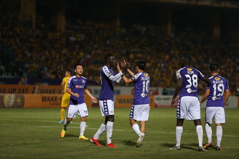 Khi đội chủ nhà ghi
bàn thắng đào sâu cách biệt để nắm chắc phần thắng và giữ ngôi đầu
bảng...