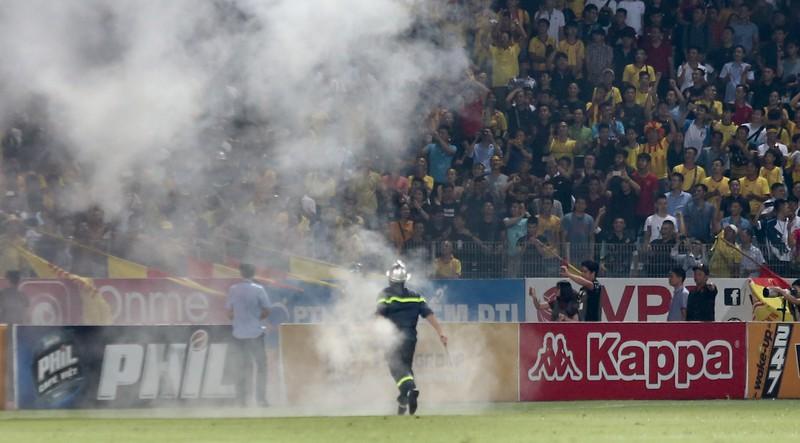 ... ngay lập tức, từ
phía khán đài B nơi khán giả Nam Định ngồi đã bắt đầu hỗn loạn.