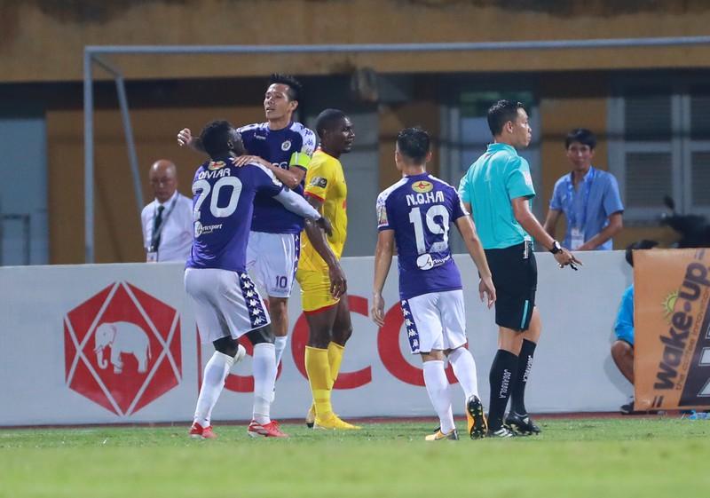 ... thủ quân Văn Quyết
là tác giả của bàn mở điểm cho nhà đương kim vô địch
V-League...