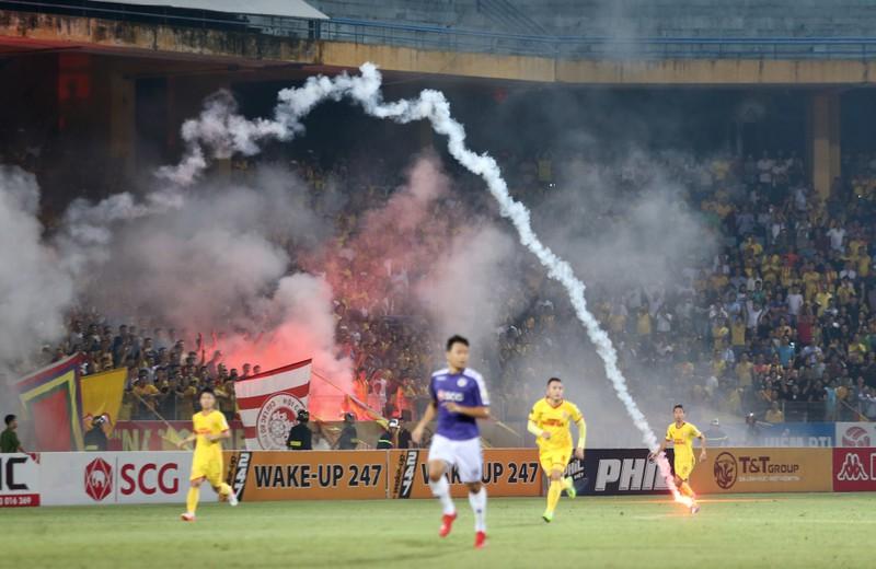 ... tình hình mỗi lúc
một căng thẳng với mối nguy hiểm thường trực từ khán đài.