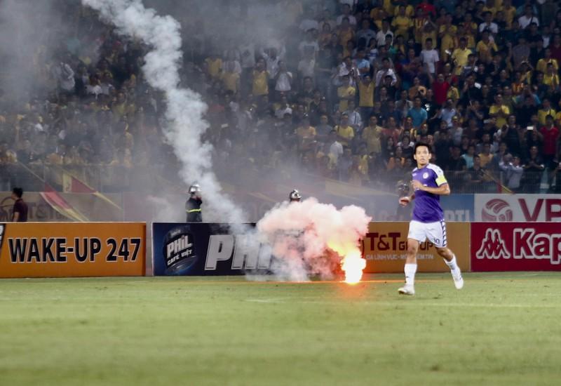 Những quả pháo sáng
ném xuống sân dữ dội, bất chấp sự cảnh báo từ ban tổ chức sân Hàng
Đẫy...