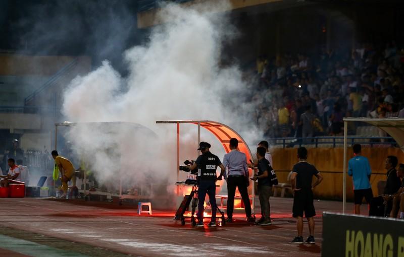 ... càng làm cho cơn
giận dữ vô lối của các phần tử quá khích bên khán đài đội Nam Định
bùng cháy.