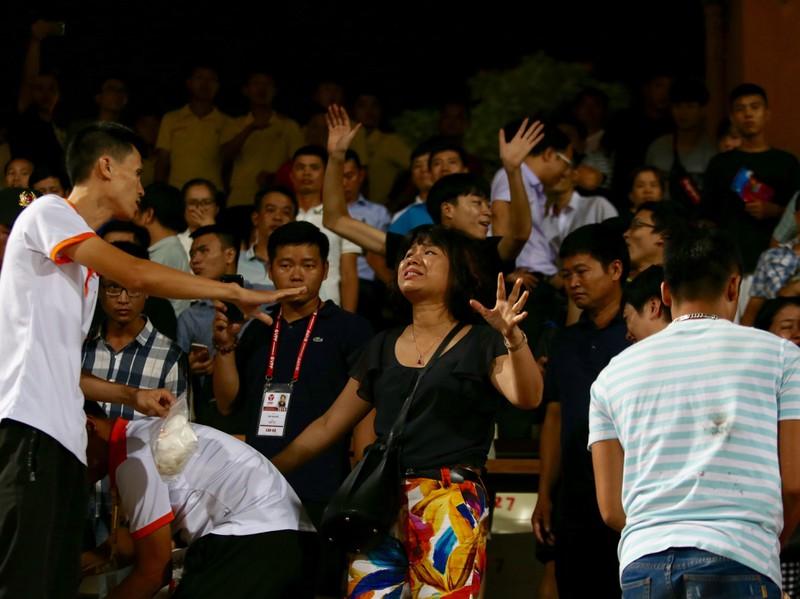 ... tất cả đều không
thể giữ bình tĩnh khi chứng kiến người bị thương. 