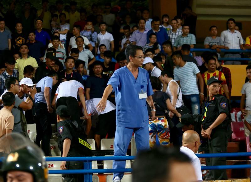 Họ rất vất vả trong
hoàn cảnh cổ động viên nháo nhác vì tai nạn thương tâm.