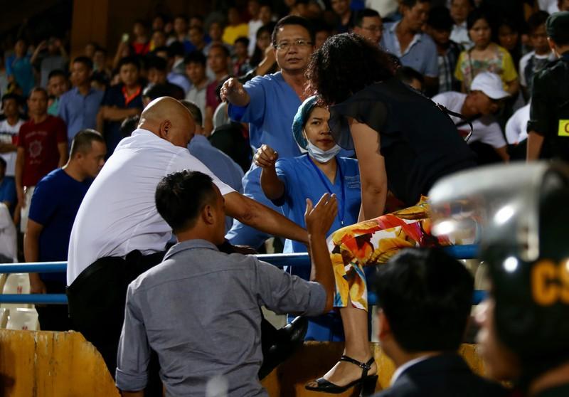 Giám sát trận đấu Hồng
Sơn (áo trắng) cùng bộ phận y tế đã phải nhảy lên khán đài để trợ
giúp người gặp nạn.