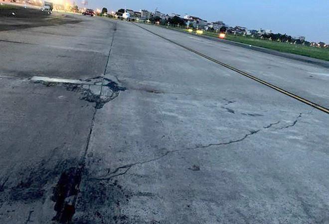 Đường băng Tân Sơn Nhất nứt vỡ ảnh: PV 