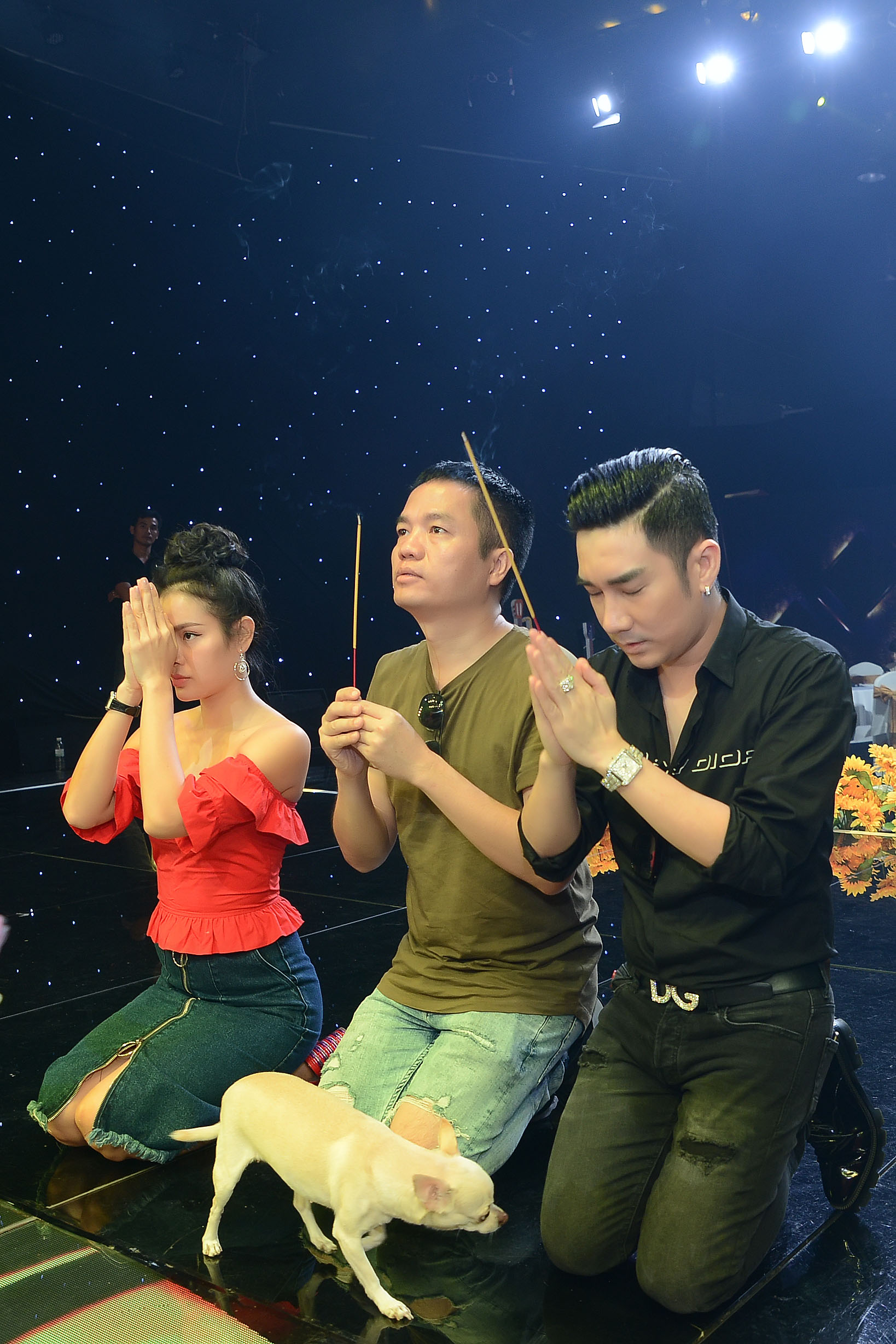 Phương Trinh Jolie, Quang Hà và ông bầu Quang Toàn mang cả cún cưng tới lễ cúng tổ nghiệp