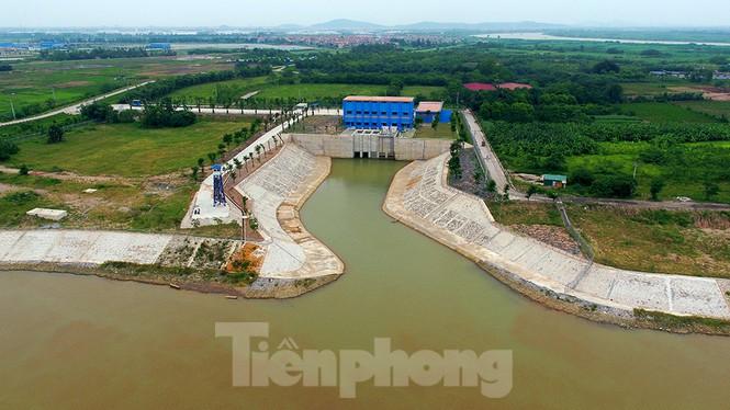 Cửa lấy nước từ sông Đuống cung cấp nguồn vào cho nhà máy.
