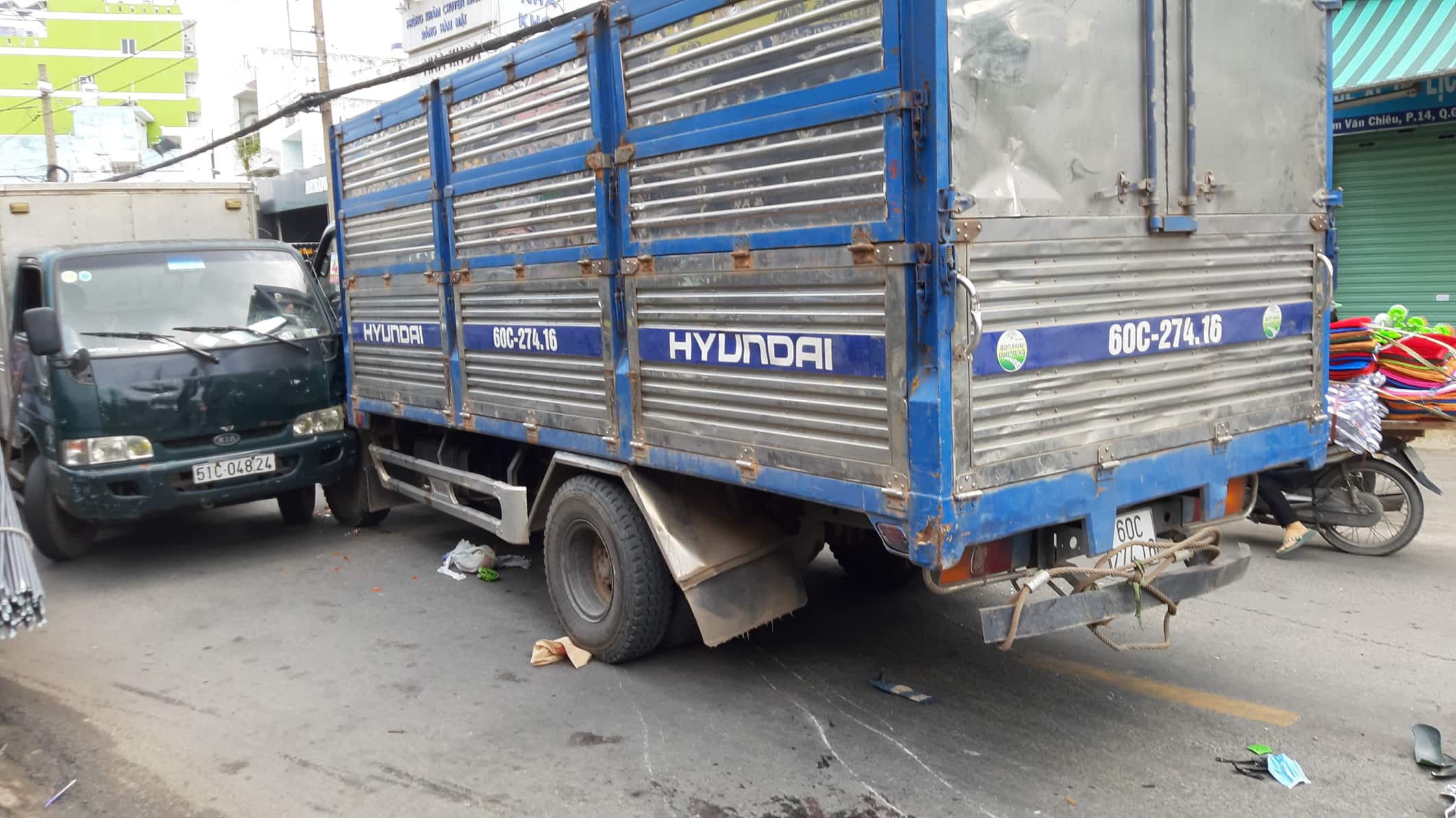 Xe tải chỉ dừng lại khi tông một xe tải khác lưu thông hướng ngược lại