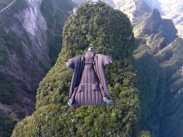 Media - "Đứng tim" xem người bay phóng với tốc độ kinh hoàng hạ mục tiêu