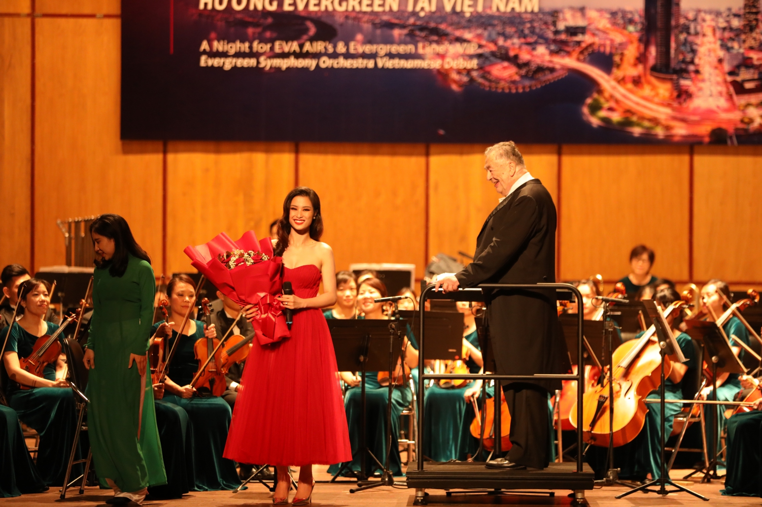 Đông Nhi khoe vòng 1 gợi cảm, một mình hát với 70 nhạc công giao hưởng - 5