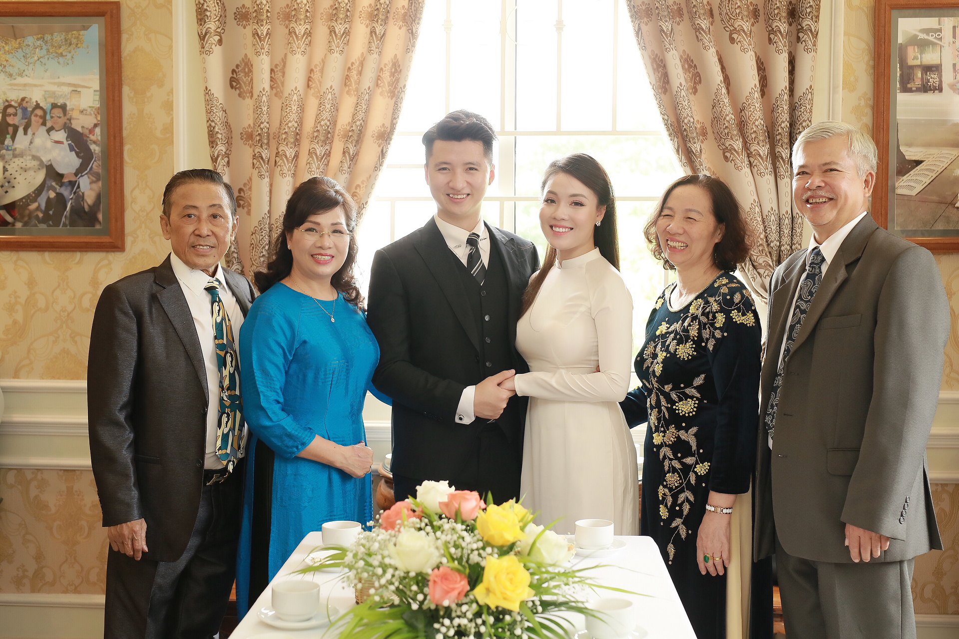Hà My viết trên trang cá nhân đầy ngọt ngào: "Lễ dạm ngõ là khởi đầu cho bước đường hôn nhân. Chú rể muốn trao những mâm lễ to đẹp hoành tráng, chẳng phải để thể hiện điều gì ngoài tình cảm đong đầy của nhà trai dành cho nhà gái. Biết vợ thích hoa, đặc biệt là hoa baby và hồ điệp, anh đã yêu cầu làm tráp sao cho thật đẹp, anh nói những cánh hoa hồ điệp nhẹ nhàng mong manh cũng như cách anh quan tâm, chăm sóc ân cần đối với vợ.&nbsp;Anh ước muốn được chia ngọt sẻ bùi cùng vợ và cùng nhau kết những trái ngọt trên con đường chinh phục hạnh phúc".