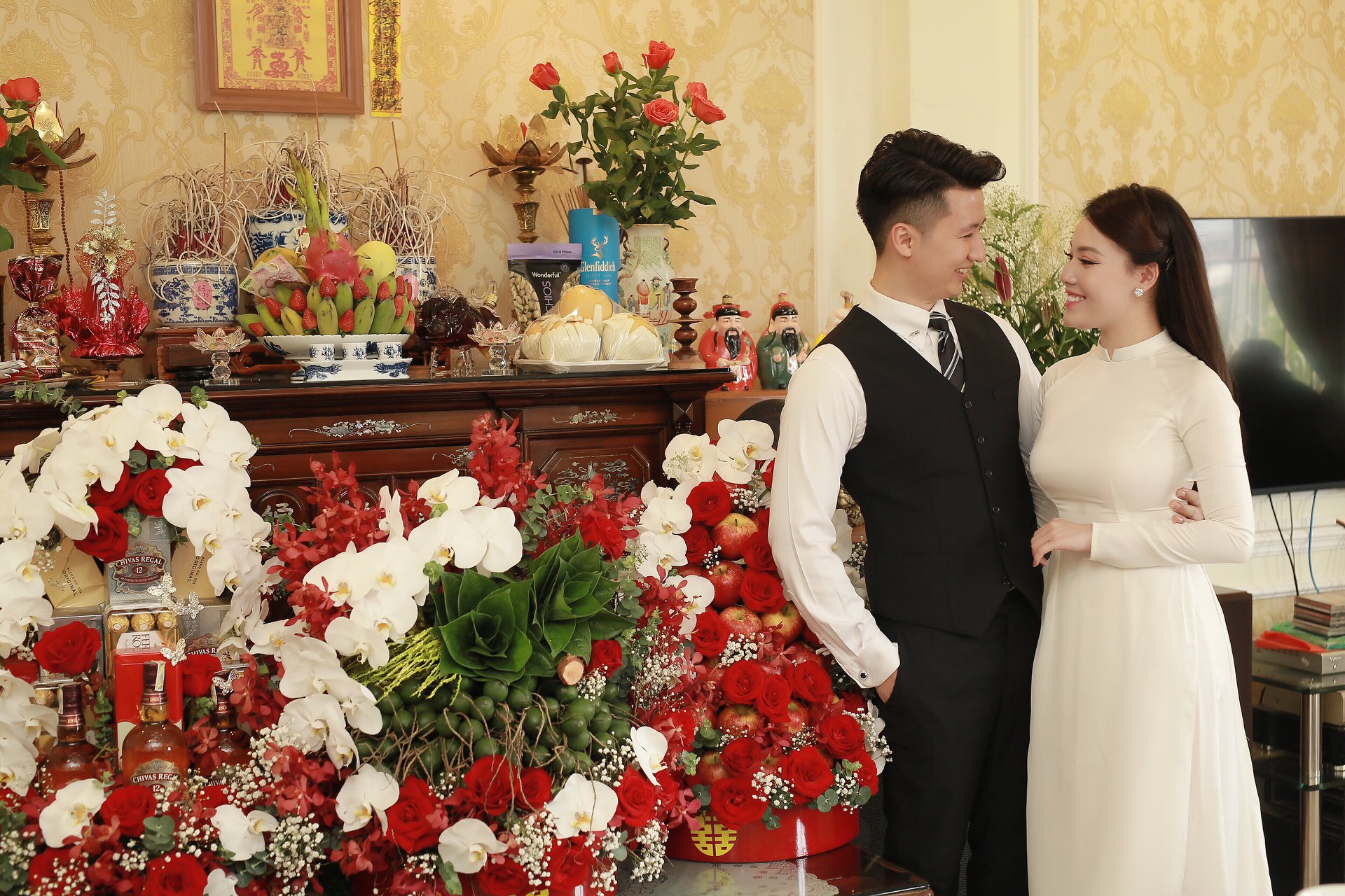 Trong khi đó Hà My được biết đến là&nbsp;giảng viên của Đại học Quốc gia Hà Nội. Với vẻ ngoài xinh đẹp, cô từng được cộng đồng mạng xôn xao vào mùa thi đại học năm 2015 khi làm giám thị tại điểm thi Đại học Công đoàn.