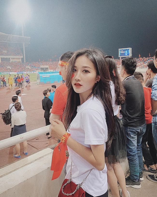 Cô nàng nổi tiếng bởi hình ảnh xinh đẹp trên khán đài sân cỏ khi đến sân vận động Mỹ Đình cổ vũ trận bán kết lượt về giữa đội tuyển Việt Nam và Philippines. 