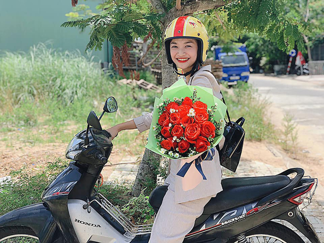 Cô có&nbsp;chất giọng tốt và&nbsp;khả năng làm chủ sân khấu lẫn diễn xuất, vũ đạo.&nbsp;