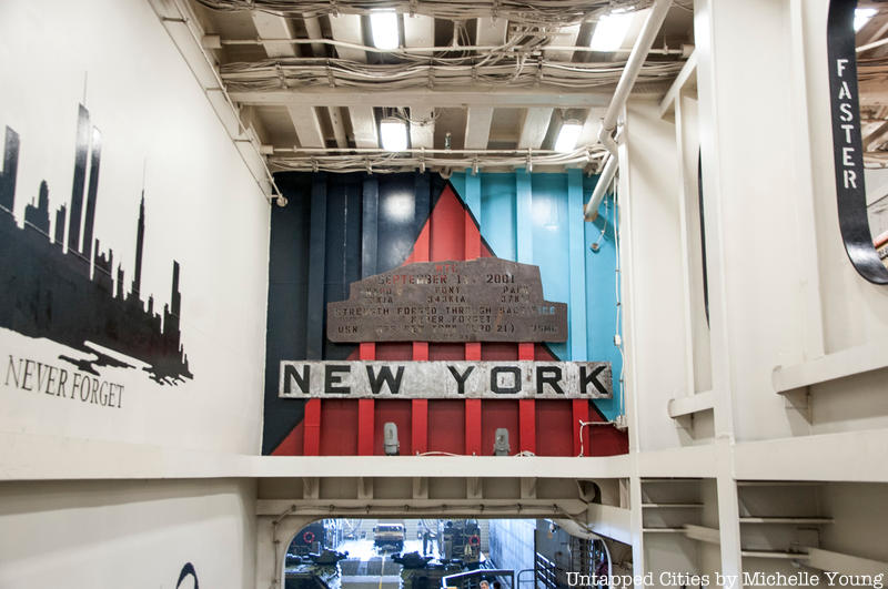 Tấm biển ghi nhớ về&nbsp;sự kiện 11.9 được đặt ở ngay lối vào tàu USS New York (Ảnh: Untapped Cities)&nbsp;